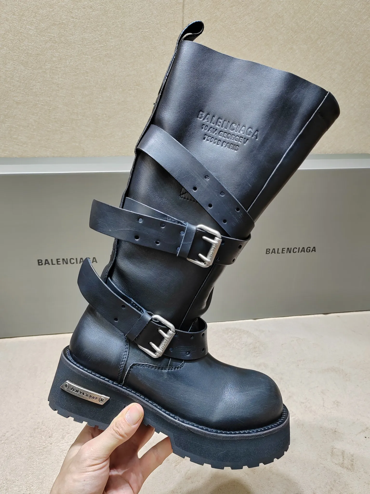👟👟Ex-factory price 1120👟👟 Balenciaga 25FWVenom couple style high boots, mid-calf boots. Please look for the high version. This design is unique, with straps and belt elements as highlights. Not only can the boots be firmly attached to the foot, but the tightness can also be adjusted at will. In terms of details, the brand's iconic distressed hardware is used throughout. Cleverly creating a retro wear effect, highlighting individual attitude and matching with thick toothed rubber soles, it not only ensures wearing comfort, but also strengthens the overall sense of fashion and recognition. Venom high boots are undoubtedly a fashion item not to be missed this season. They will add unique charm to fashion lovers' outfits and lead a new round of fashion. Boot height is 270mm. The upper layer of cowhide is distressed. The lining is water-dyed cowhide. Outsole height is 5CM. Original open-molded leather welt combination outsole. Size: 35-40 (custom-made size 40 cannot be returned or exchanged)